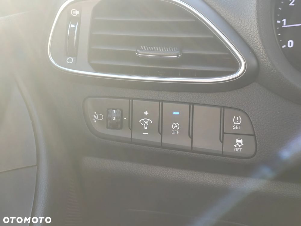 Hyundai i30 1.5 DPI Classic + - 23