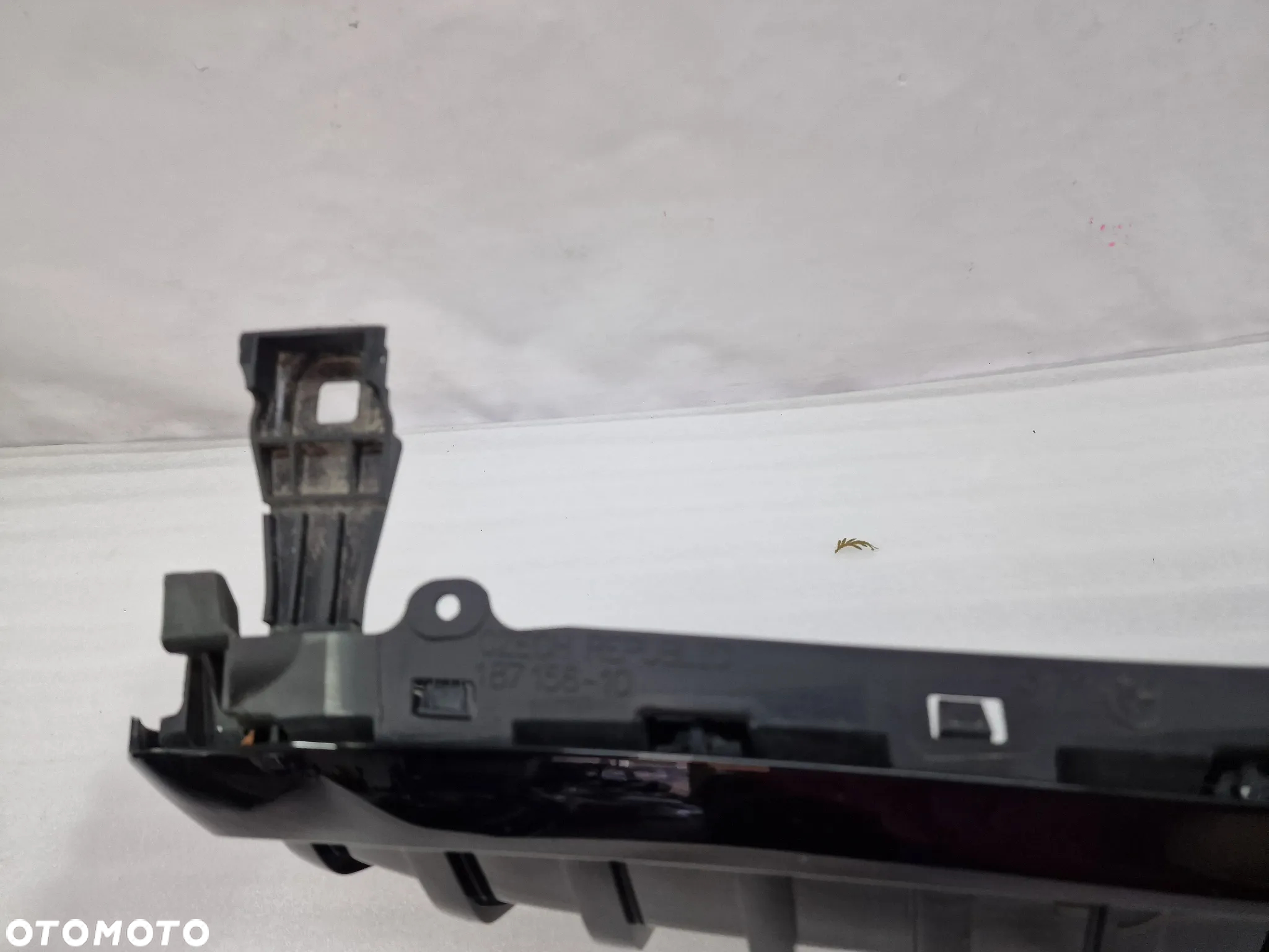 BMW G20 / G21 / G28 ATRAPA / GRILL ZDERZAKA PRZEDNIEGO PRZÓD + ŻALUZJA CZARNA W POŁYSKU , NR 187156-10 18715610 / 5A22C60 , NR AUKCJI GL703 - 13