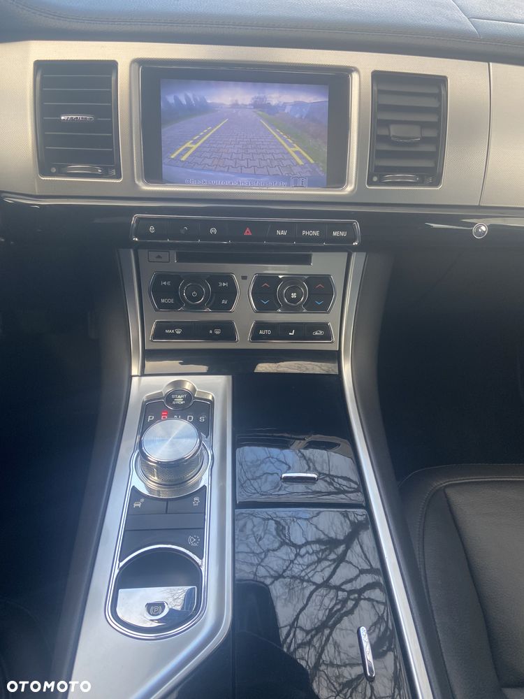 Jaguar XF 2.2 D Luxury - 11