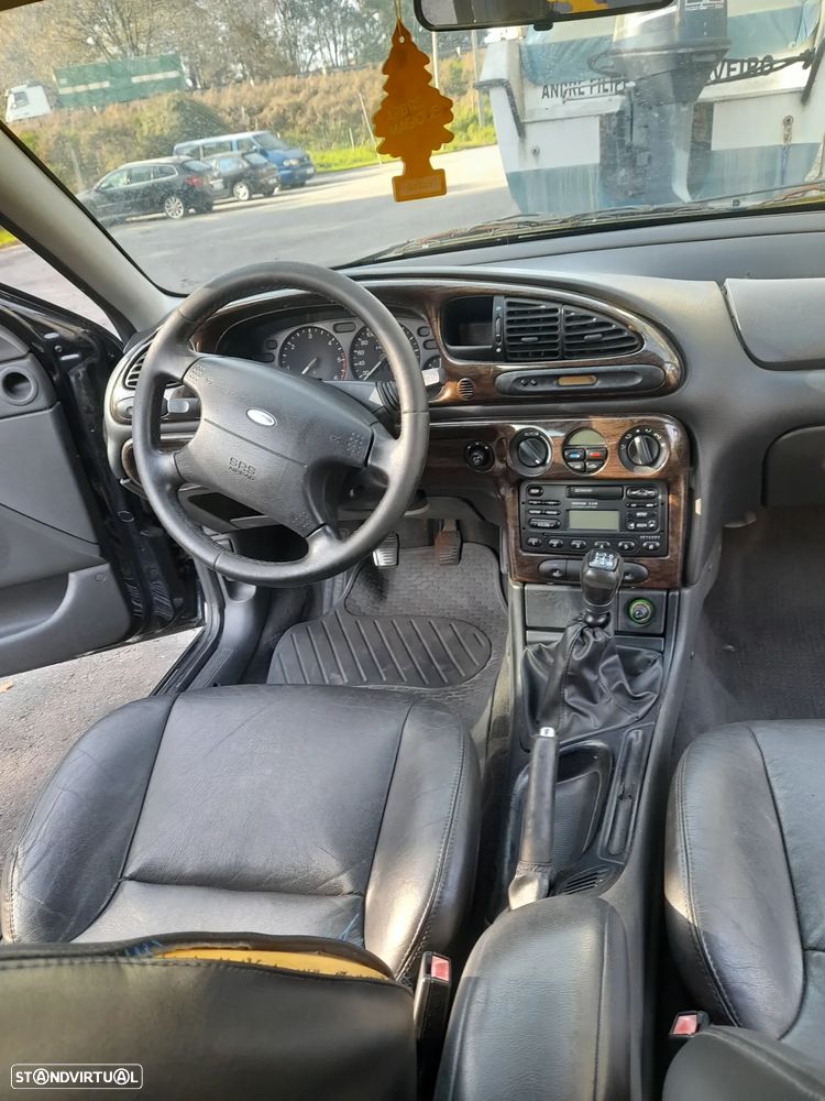 Ford Mondeo SW 1.8 TD Ghia - 8