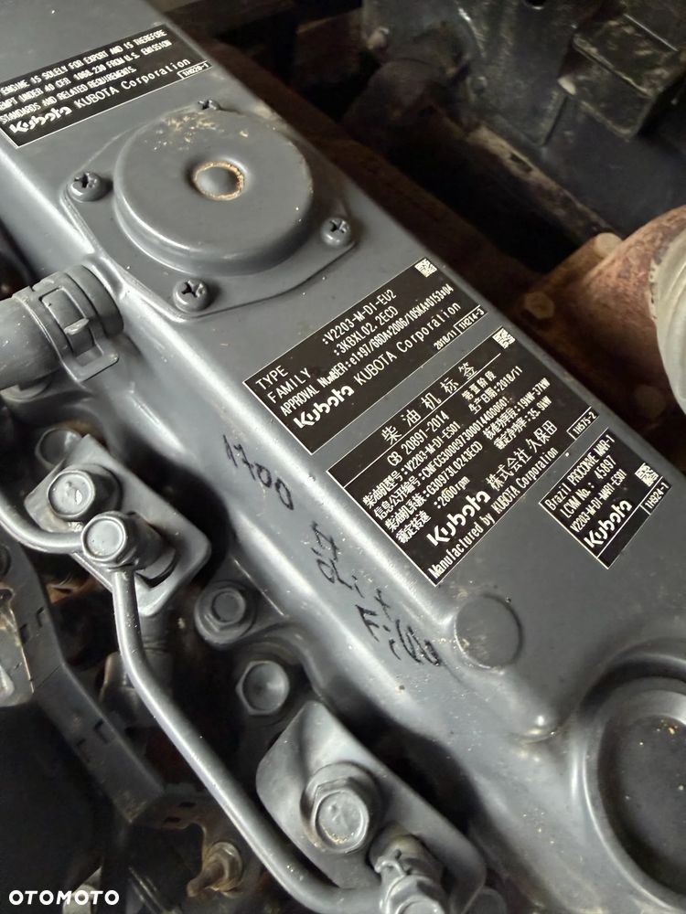 Bobcat S530. Ładowarka 4x4 wózek terenowy. Łyżka. Pełne sterowanie z dżojstika jazda i praca. Aktualne serwisy DEKRA 2026r. Silnik Kubota 4cyl 55km. Maszyna Jak Nowa z Salonu! Pochodzi z Norweskiego Gospodarstwa! 2020 rok 1724 mtg! Zero luzów i wycieków. Bardzo mocna i wydajna maszyna o małych gabarytach! Idealna do stajni oraz Budownictwa. OKAZJA TANIO 3 wyjścia Hydrauliczne pod urządzenia!! Wszystkie opony jak nowe .Kabina ogrzewana pełne szkło + drzwi. Po serwisach. Potężna moc. OKAZJA - 15