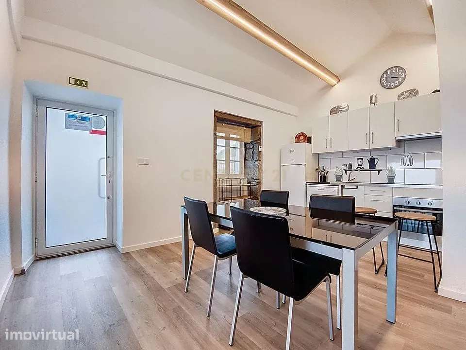Moradia Totalmente Renovada com 2 Apartamentos T1 e Vista Mar na Algar - Grande imagem: 2/32