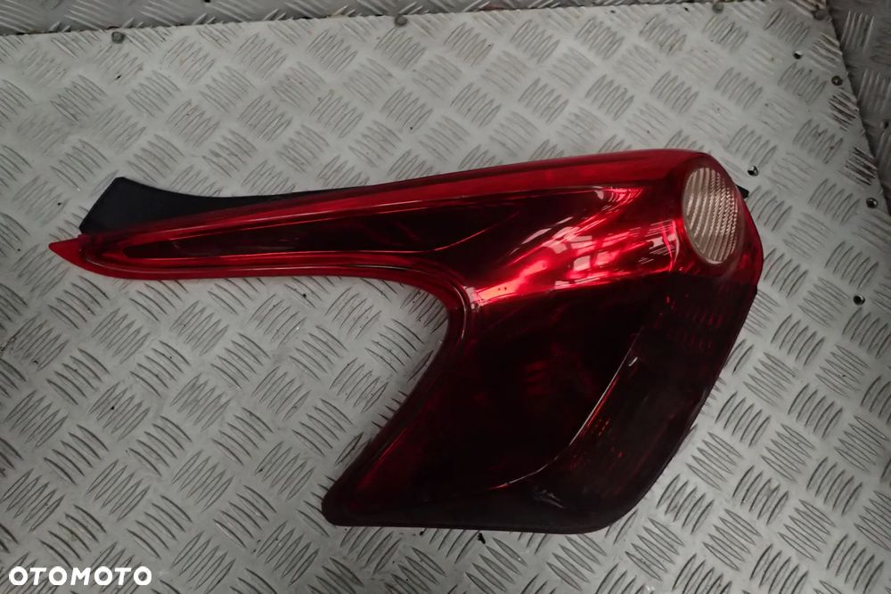 LAMPA LEWY TYŁ NISSAN JUKE PĘKNIĘTA - 1
