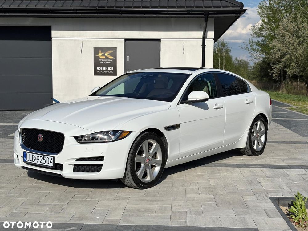Jaguar XE 25t Prestige - 3
