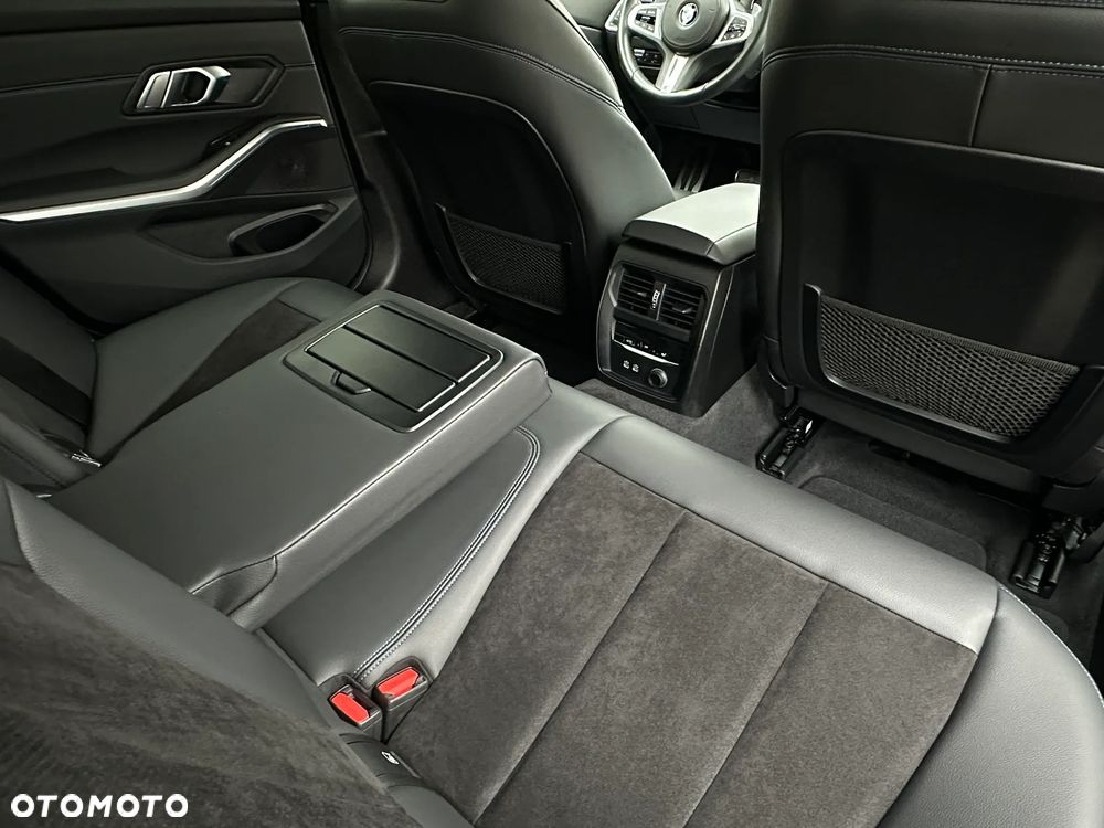 BMW Seria 3 320i xDrive M Sport - 26