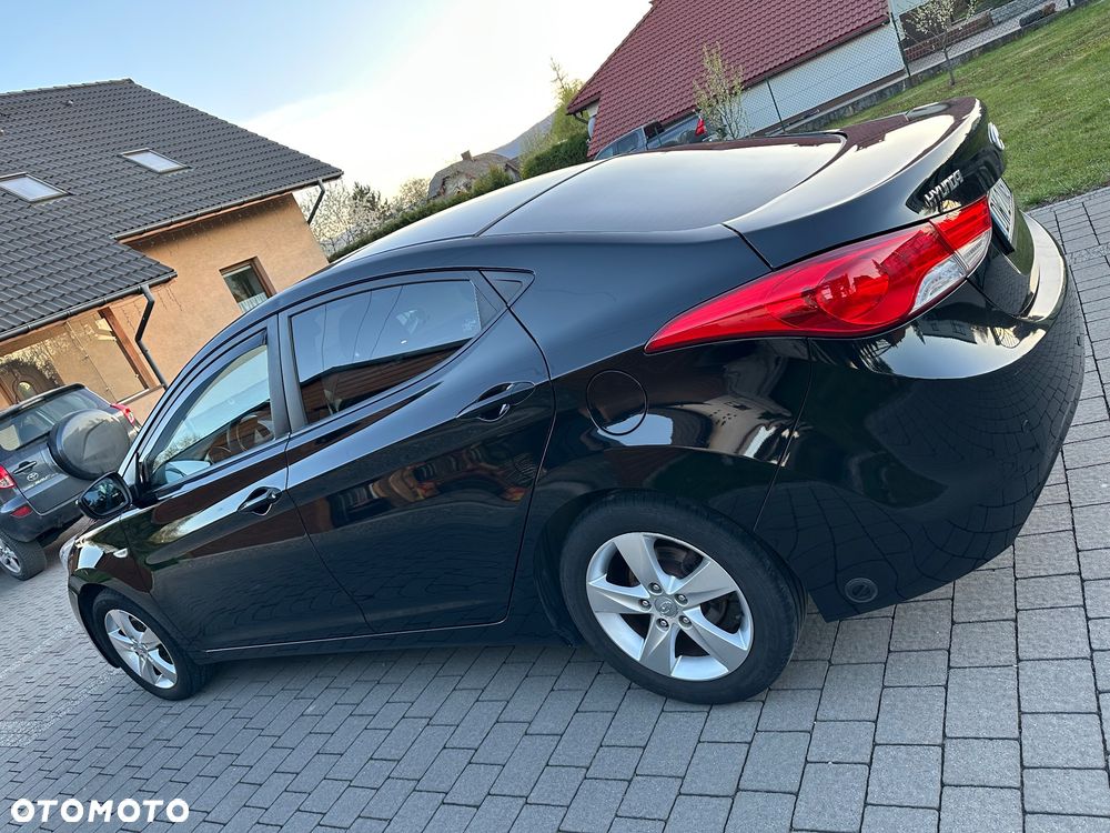 Hyundai Elantra 1.6 Comfort - 12