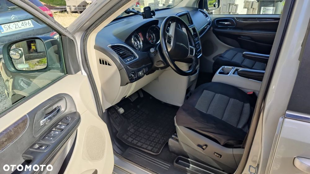 Chrysler Town & Country - 18