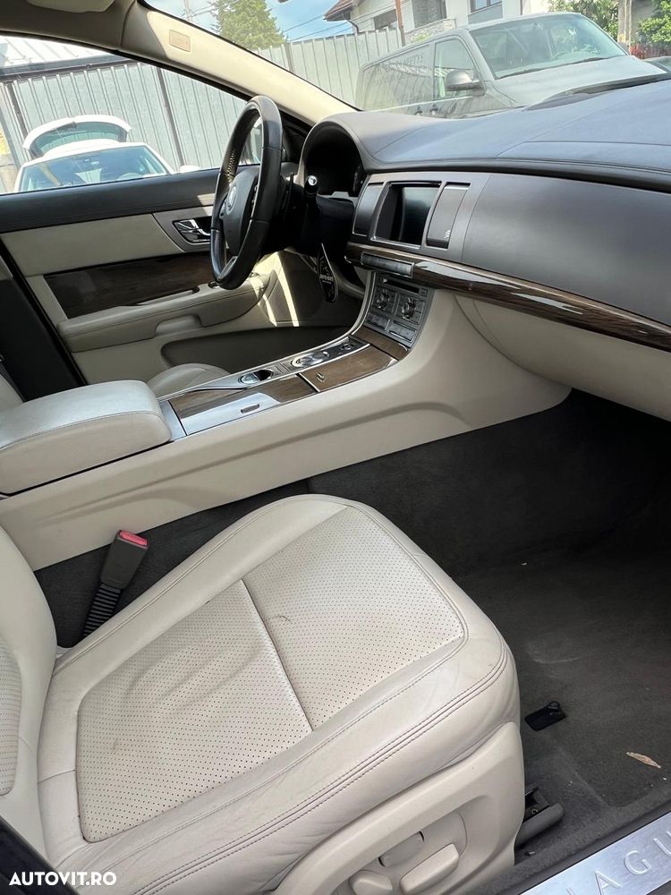 Jaguar XF 2.7D Luxury - 16