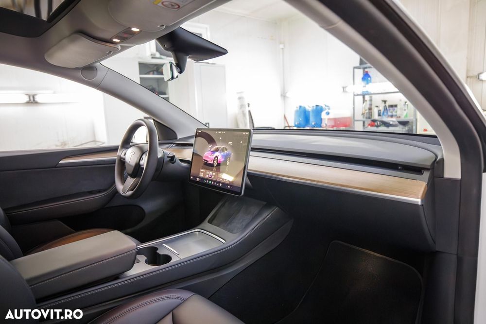 Tesla Model Y Long Range Dual Motor AWD - 18