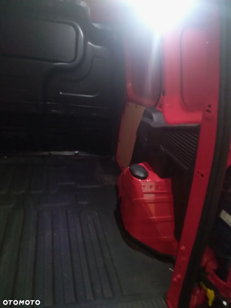 Ford Transit Courier - 10