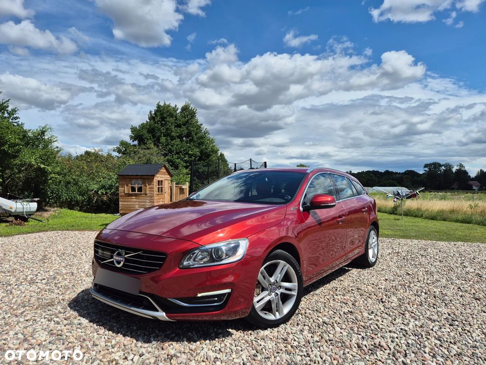Volvo V60 D6 AWD Plug-in Hybrid R-Design Summum - 1