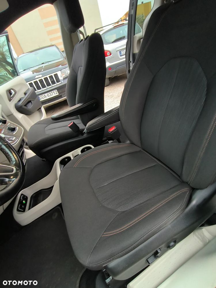 Chrysler Pacifica - 26