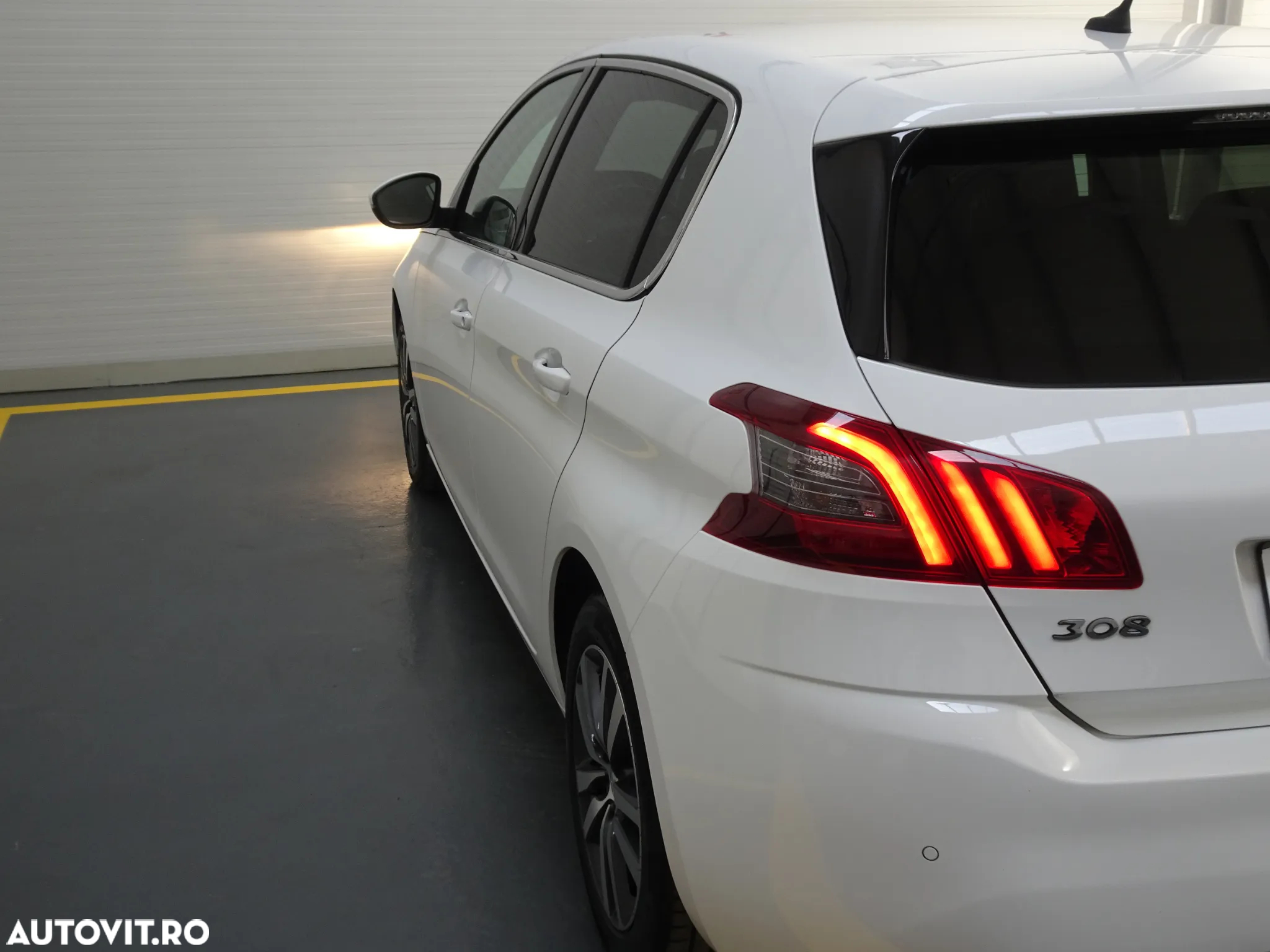 Peugeot 308 1.2 L PureTech Turbo S&S Allure - 13