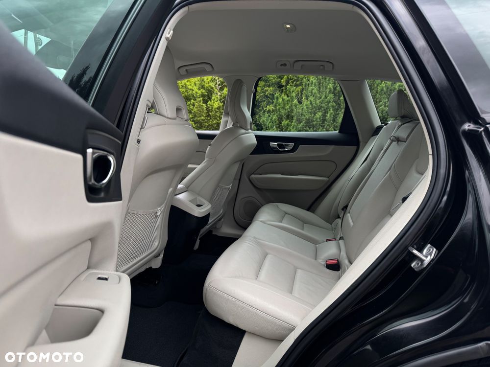 Volvo XC 60 B4 D AWD Geartronic Momentum Pro - 22