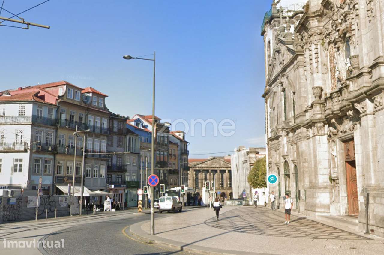 Hostel e prédio reabilitado no centro histórico do Porto - Grande imagem: 3/36