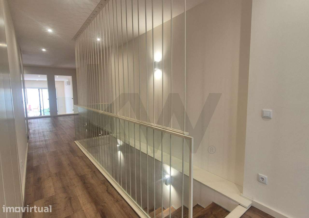 Apartamento T2+1 renovado com terraço no Bonfim, Porto - Grande imagem: 2/31