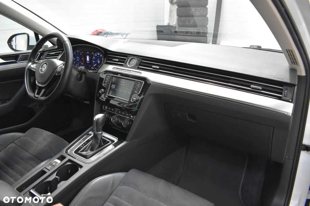 Volkswagen Passat Variant 2.0 TDI DSG (BlueMotion Technology) Highline - 24