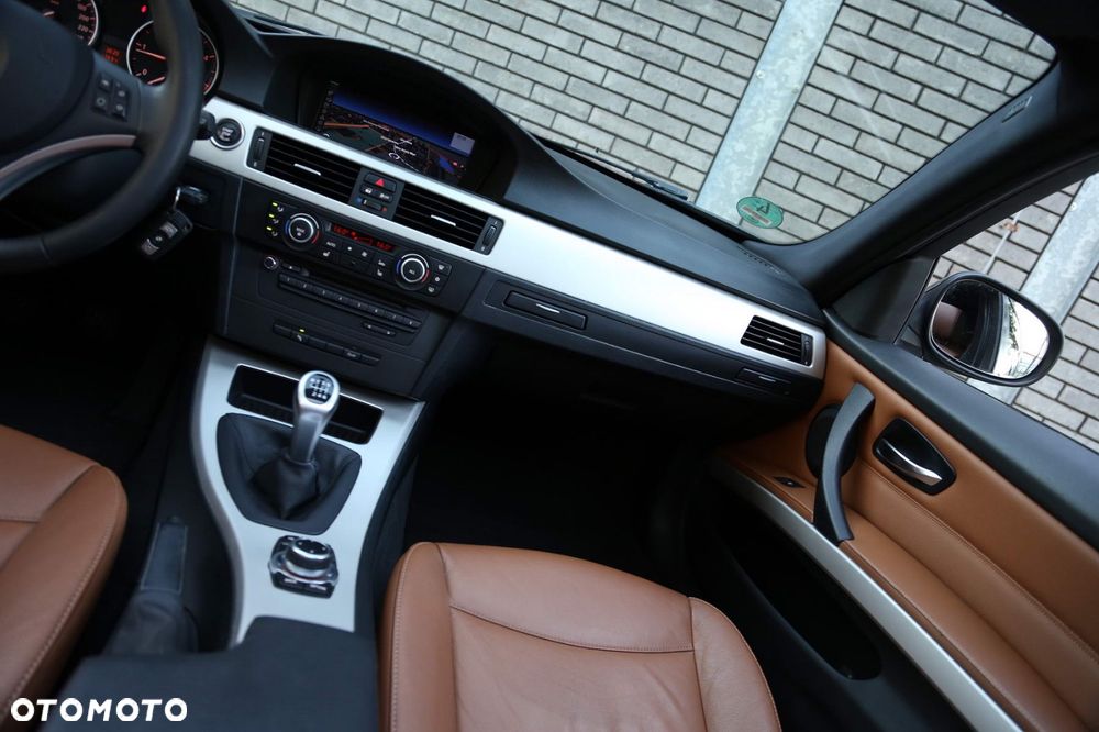 BMW Seria 3 318d DPF Touring - 12