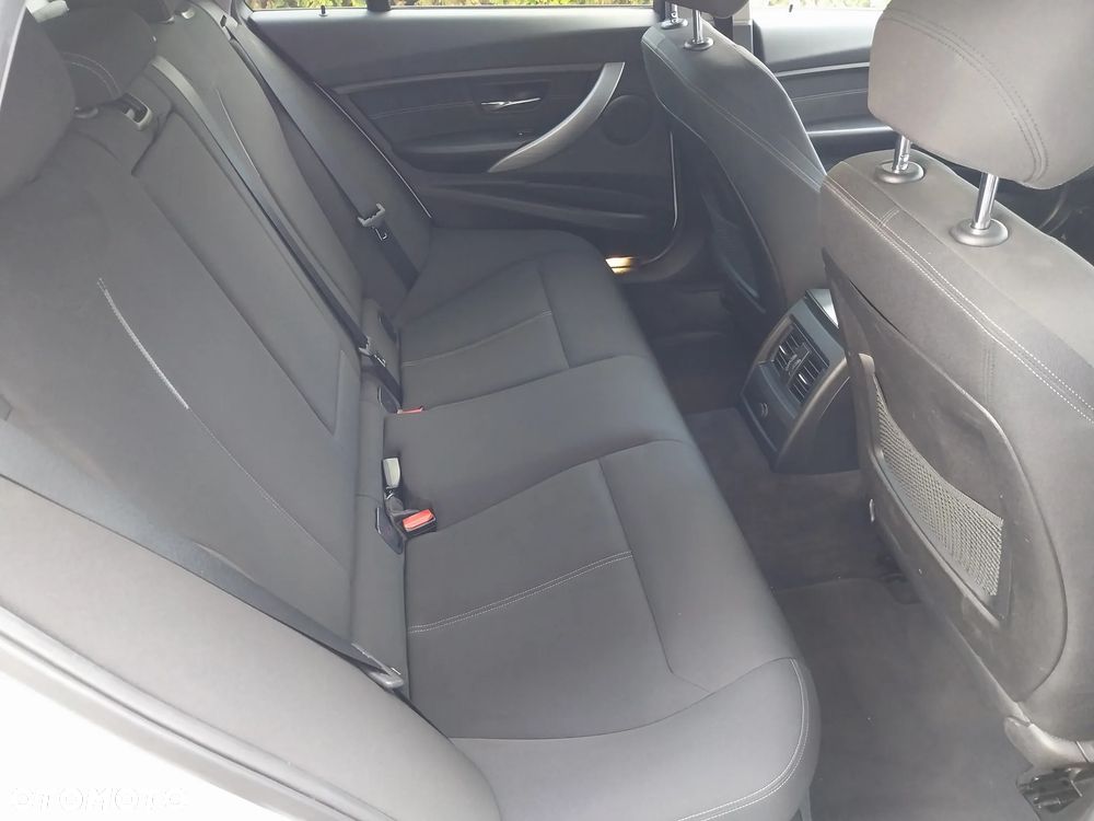 BMW Seria 3 318d Sport Line - 25