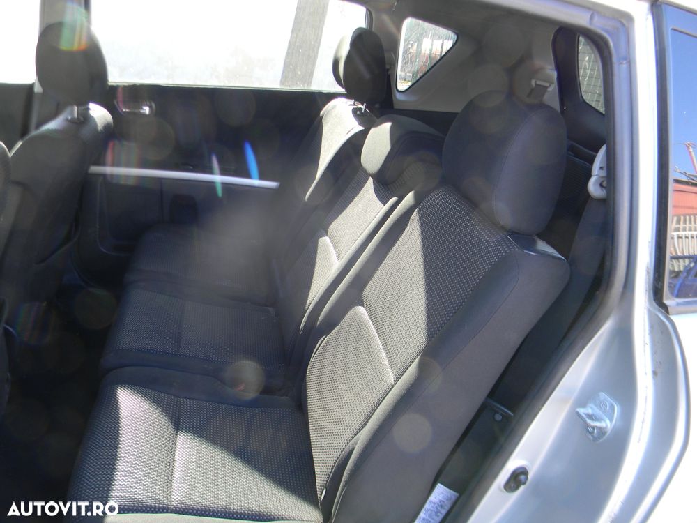 Dezmembrari  Toyota COROLLA verso  2004  > 2009 2.2 D-4D Motorina - 38