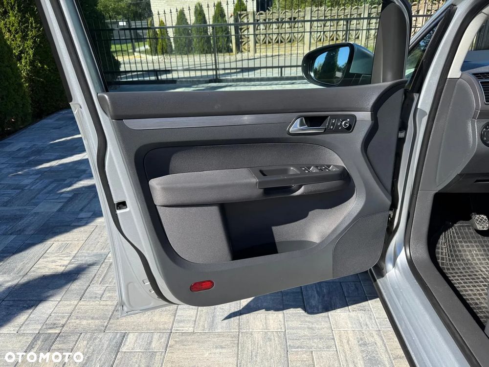 Volkswagen Touran 1.6 TDI DPF BlueMotion Technology Highline - 25