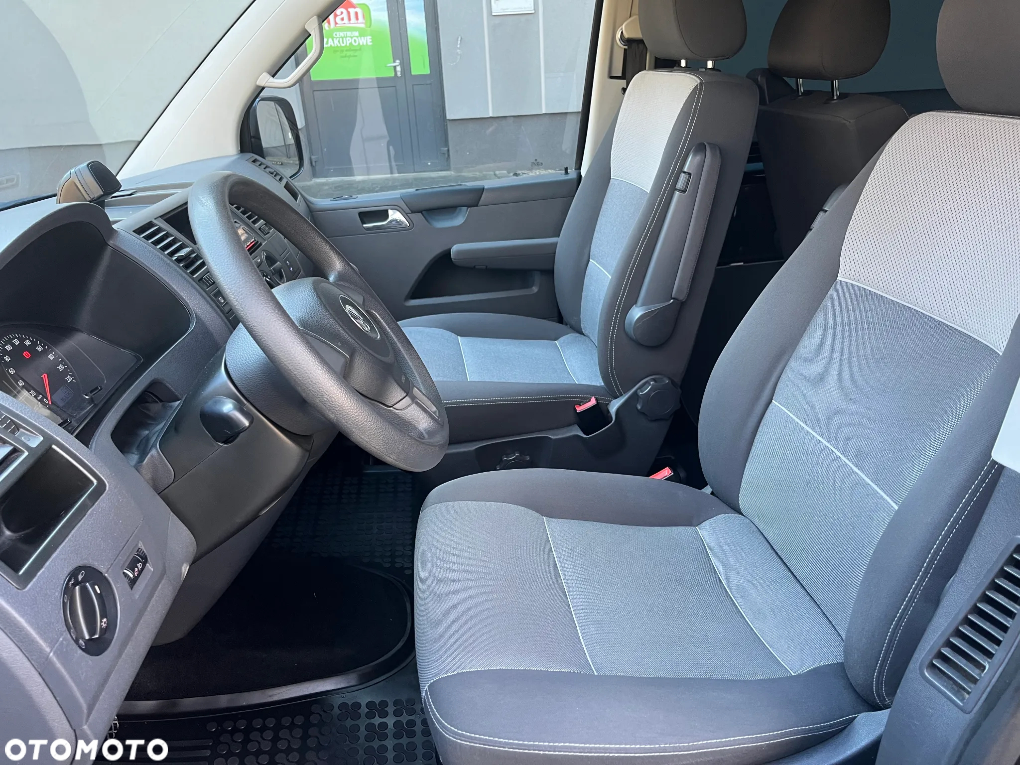 Volkswagen Multivan - 13