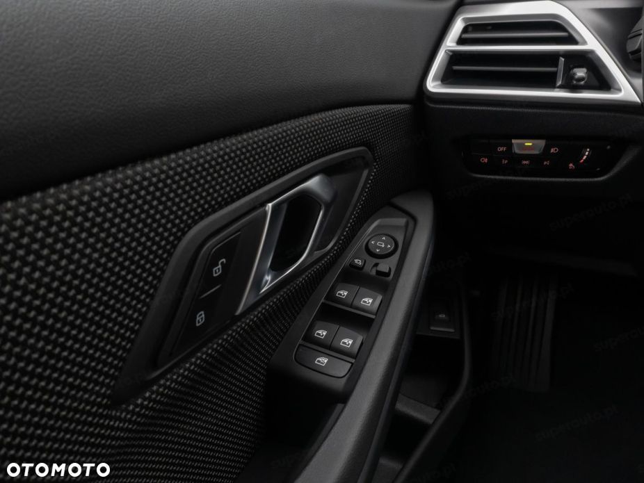 BMW Seria 3 330i xDrive - 14
