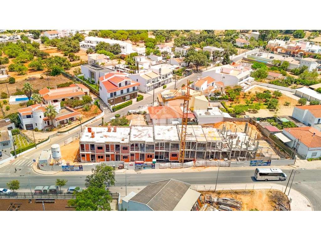Moradias em Banda T3 com Piscina Privada em Construção em Almancil - Grande imagem: 5/21