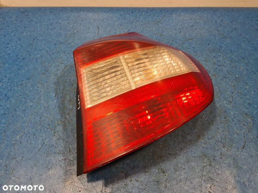 BMW 118 E87 LAMPA TYŁ PRAWA ZEWNĘTRZNA - 2