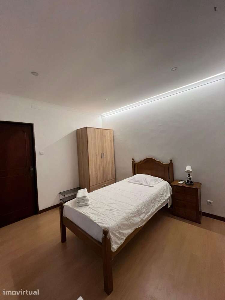 Quarto - localizado em Paranhos Porto - Grande imagem: 2/11