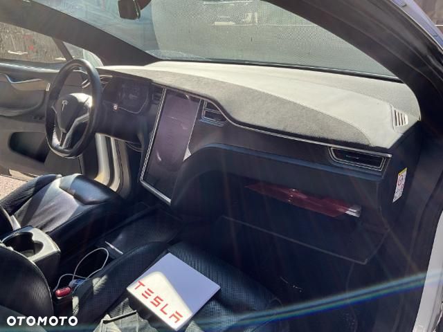 Tesla Model X - 10