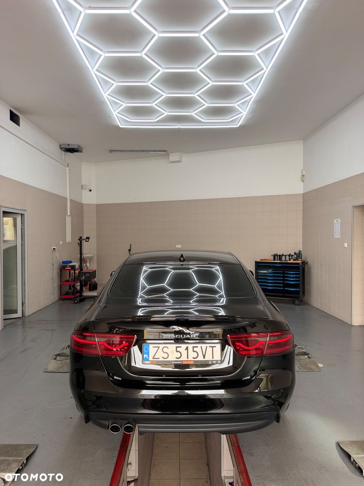 Jaguar XE 2.0 D AWD R-Sport - 4