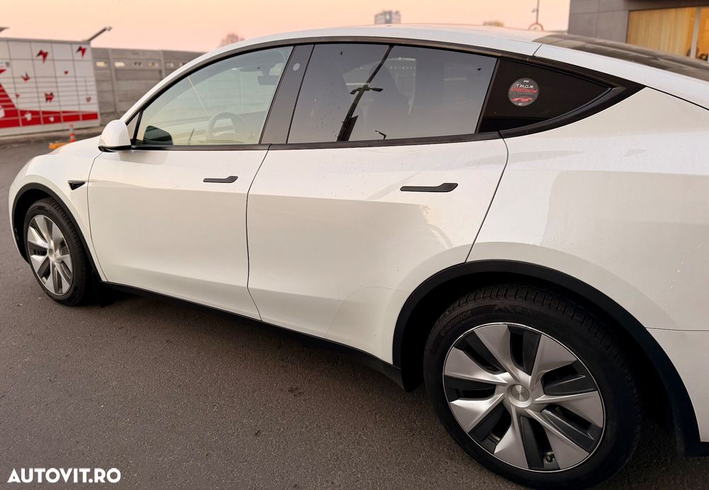 Tesla Model Y - 4