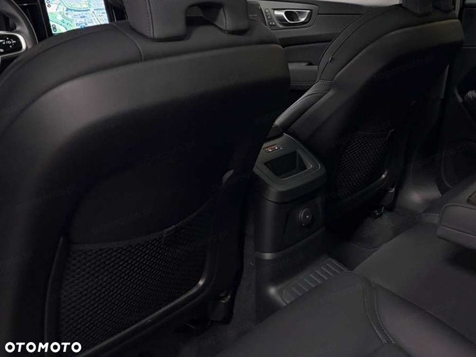 Volvo XC 60 B5 B AWD Plus Dark - 24