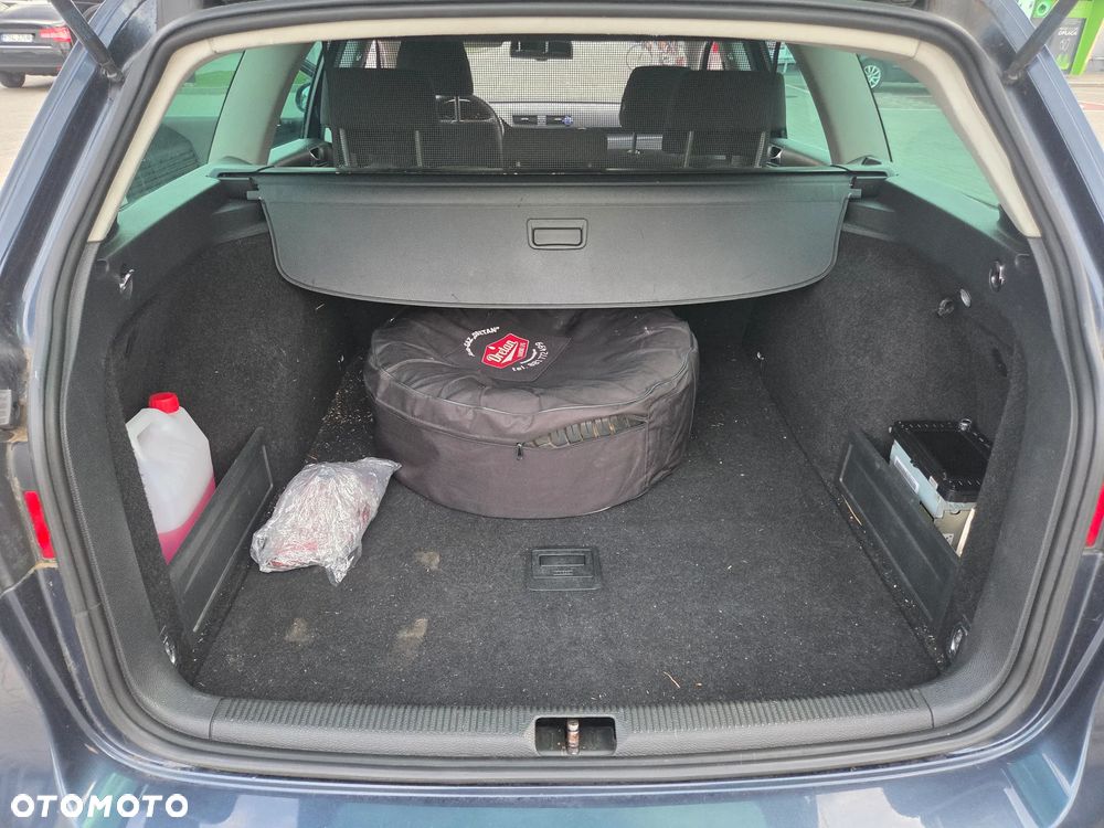 Volkswagen Passat 1.6 Comfortline - 24
