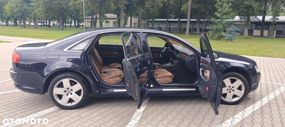 Audi A8 4.2 L Quattro - 1
