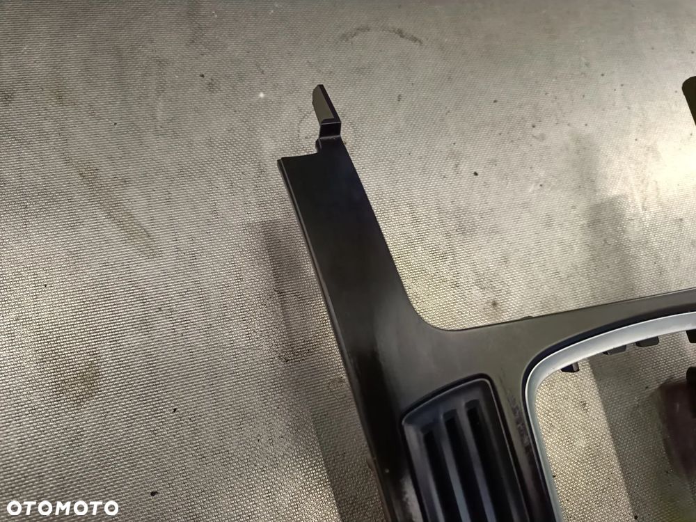 Panel środkowy Audi A4 B8 Ramka skrzyni biegów 8K0864261 - 2