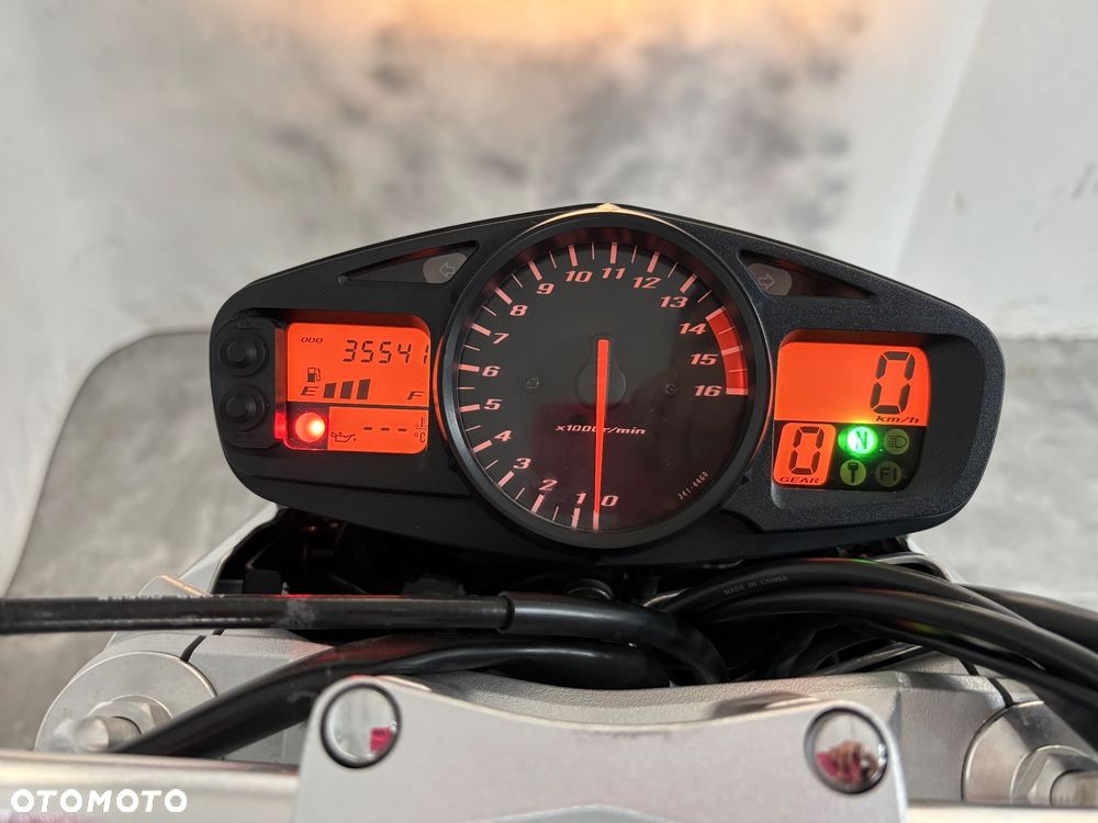Suzuki GSR - 14