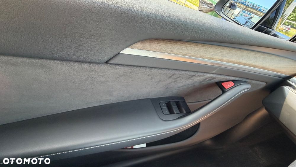 Tesla Model Y Performance AWD - 18