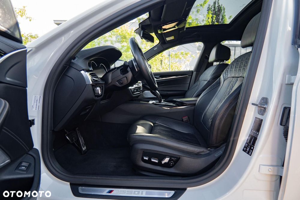 BMW Seria 5 M550i xDrive sport - 14