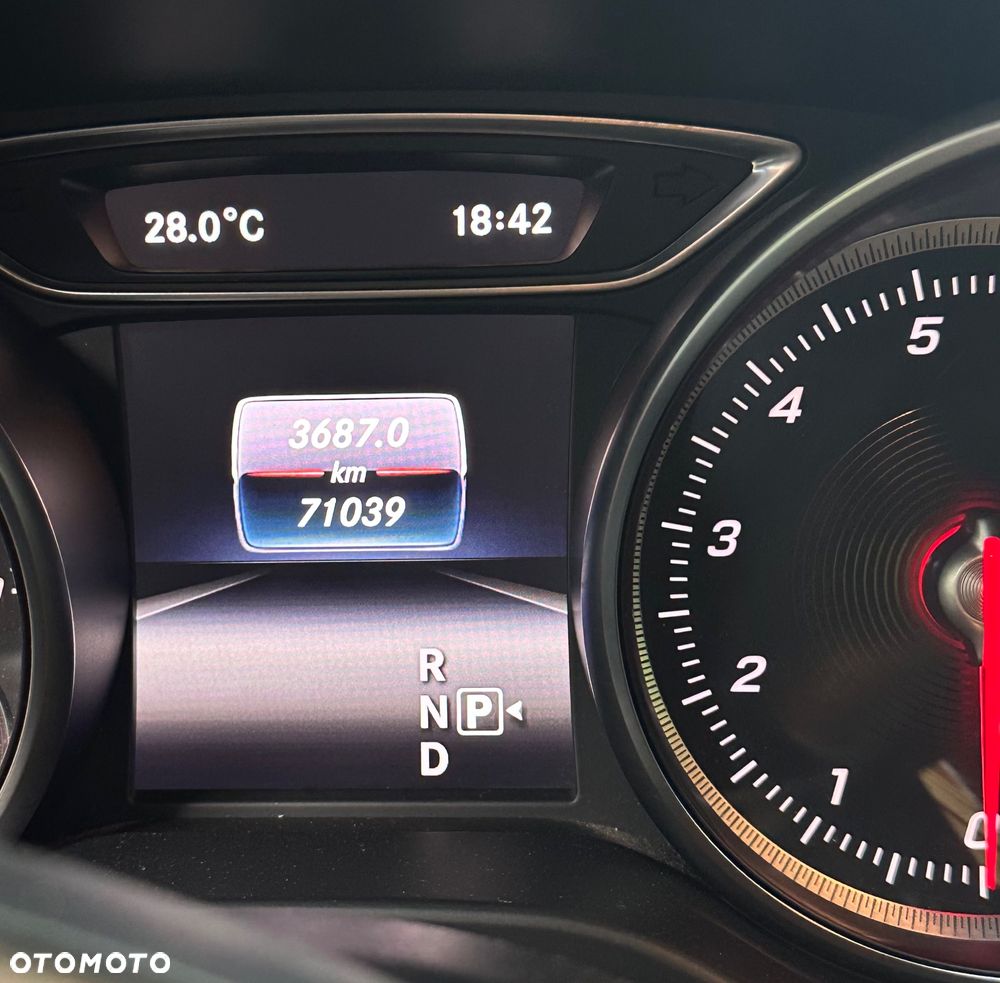 Mercedes-Benz CLA 180 7G-DCT Urban - 37