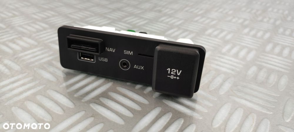 JX63-19C166-EA gniazdo port USB SIM AUX NAV LAND ROVER DISCOVERY SPORT L550 - 1