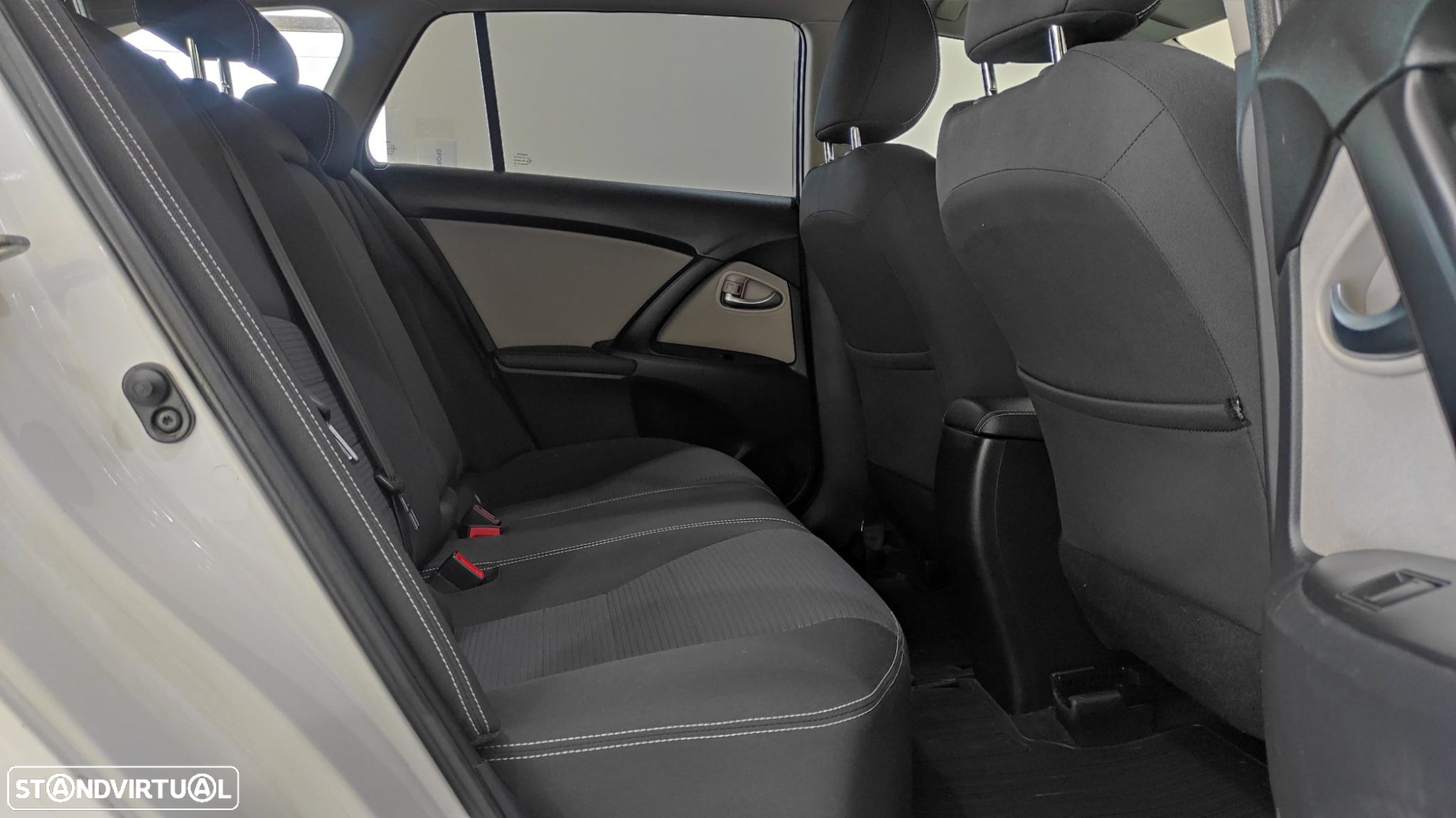 Toyota Avensis Touring Sports 2.0 D-4D Exclusive+GPS - 23