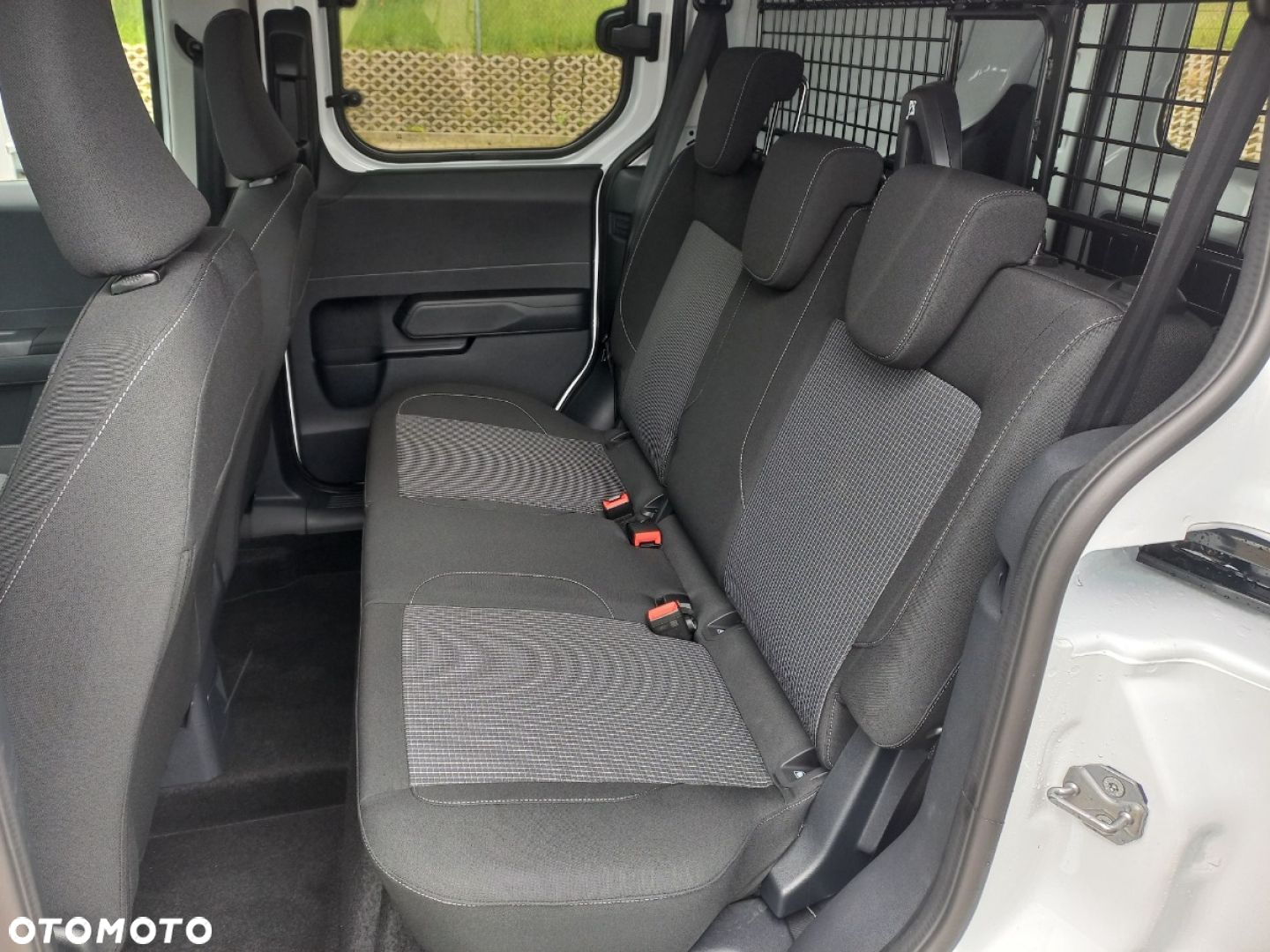 Ford Transit Courier - 12