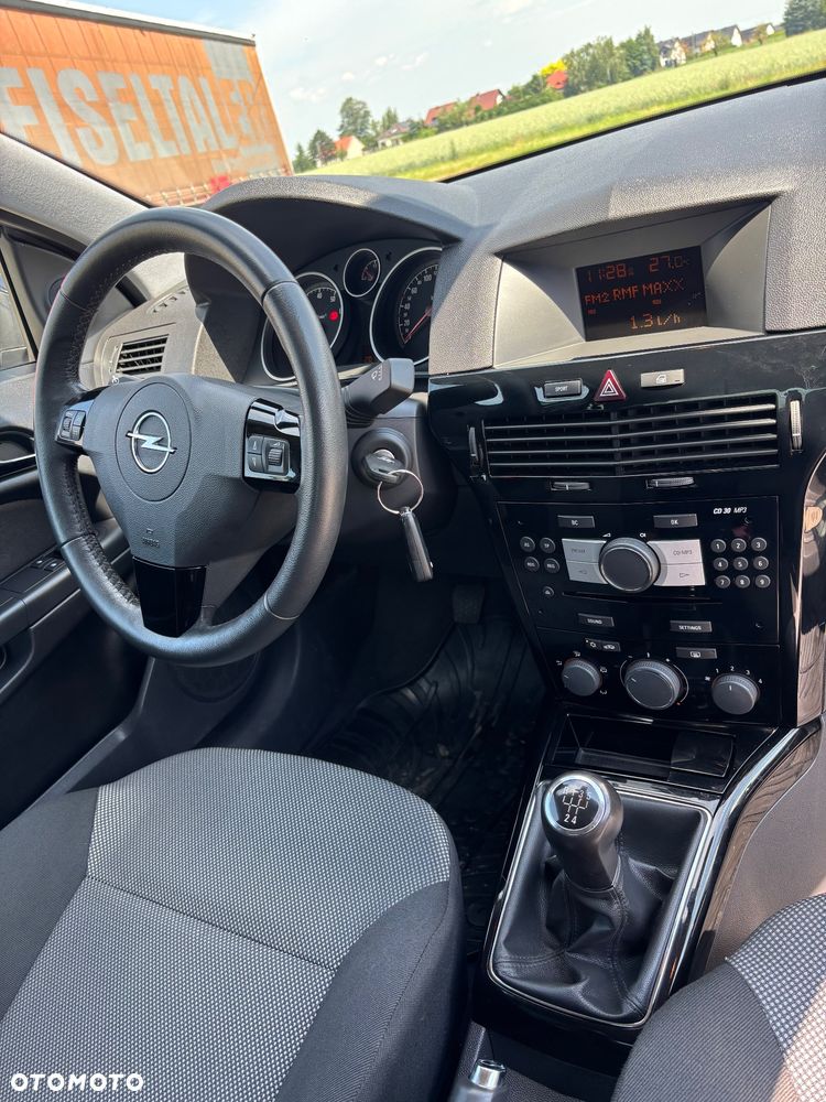 Opel Astra 1.6 Black&White - 14