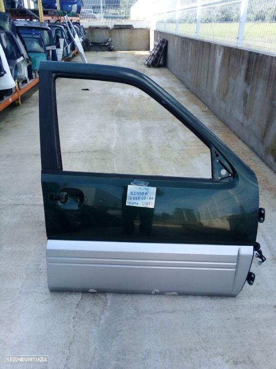 Porta frente direita Nissan Terrano 2003