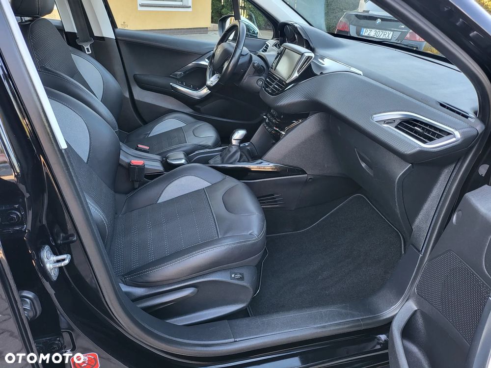 Peugeot 2008 1.2 Pure Tech Allure S&S - 16