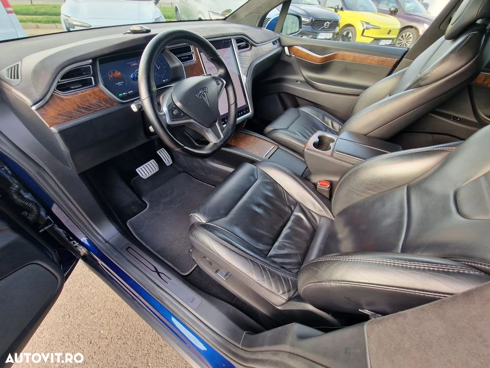 Tesla Model X - 12