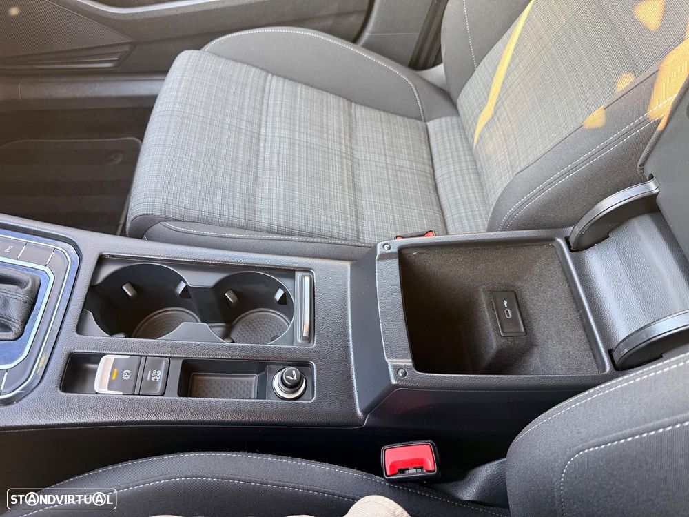 VW Passat Variant 2.0 TDi Business DSG - 29