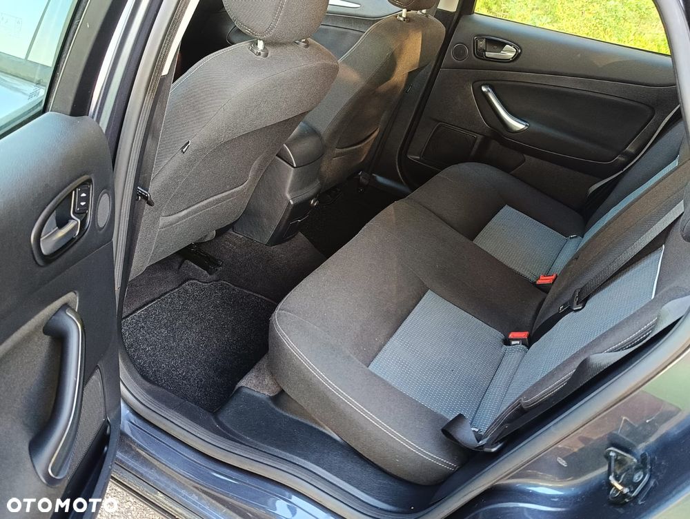Ford Mondeo 2.0 Ambiente - 21